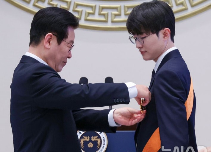 韩媒:李在明总统向职业游戏玩家Faker李相赫颁发了青龙勋章